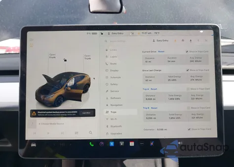 2025 Tesla Model Y Long Range Dual Motor All-Wheel Drive z USA, uszkodzony, nr VIN 7SAYGDED9SA356355